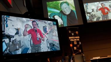 Vignette de la vidéo 'Chris Hadfield discute avec William Shatner en direct de l'espace - Vidéo de l'événement'