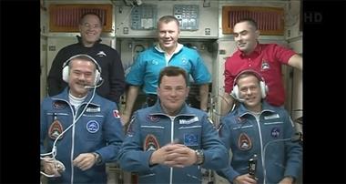 Vignette de la vidéo 'Expedition 34/35 - Ouverture de l'écoutille'