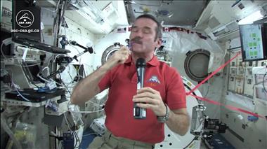Vignette de la vidéo 'Chris Hadfield se brosse les dents dans l'espace'