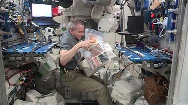 Vignette de la vidéo 'David Saint-Jacques fait ses valises avant de quitter la Station spatiale internationale'