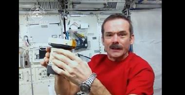 Vignette de la vidéo 'Hadfield montre comment prendre un échantillon d'air pour une analyse microbienne à bord de l'ISS'