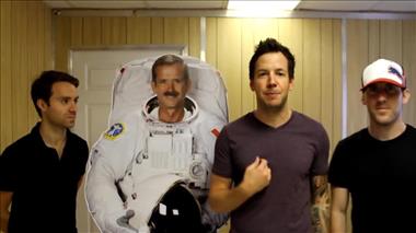 Vignette de la vidéo 'Le groupe montréalais Simple Plan lance son « astronaute » dans l'espace'