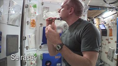 Vignette de la vidéo 'Comment les astronautes se rasent-ils dans l'espace?'