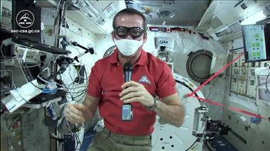 Vignette de la vidéo 'Chris Hadfield explique comment ramasser des liquides renversés dans la Station spatiale'