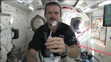 Vignette de la vidéo 'Chris Hadfield montre comment les astronautes se lavent les mains en apesanteur'