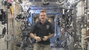 Vignette de la vidéo 'Chris Hadfield s'adresse aux médias canadiens depuis l'espace'