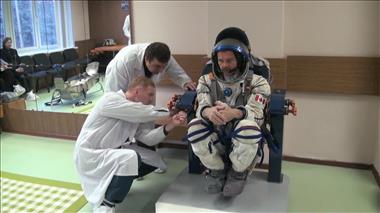 Vignette de la vidéo 'L'habit fait l'astronaute : Hadfield dans sa combinaison spatiale russe'